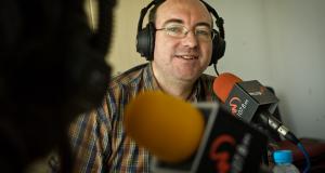 Jordi, mentre treballa a Ràdio Pallejà