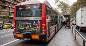 Autobús de la línia H12 en una parada de la Gran Via / Pep Herrero