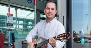 Edu Meléndez amb la guitarra que fa servir per composar les seves cançons / Foto: Pep Herrero