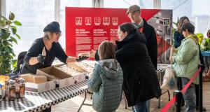 Una família GenTMB recollint la xocolata / Foto: Pep Herrero