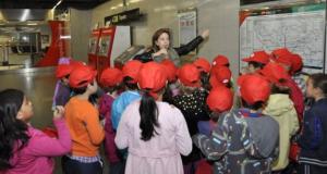 Estudiants visitant les instala·lacions de Metro / Arxiu TMB