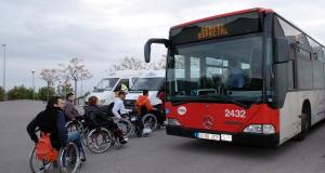 Imatge de passatgers amb cadira de rodes pujant al bus