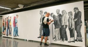 L'artista acabant de pintar el mural instal·lat a Universitat (L2) / Miguel Ángel Cuartero