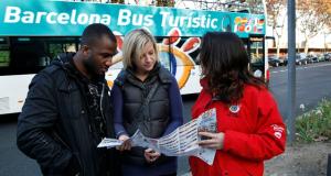 Una guia del Barcelona Bus Turístic donant informació als usuaris / Sílvia T. Colmenero