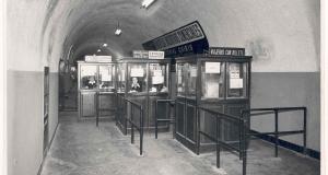 Pati de taquilles de l'estació de Correus l'any 1955 / Arxiu TMB