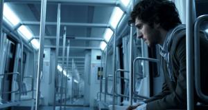 Fotograma del film on apareix Quim Gutiérrez viatjant a l'interior d'un tren de la L1 / Productora