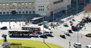 Autobusos entre el trànsit privat a la plaça d'Espanya / M. Á. Cuartero