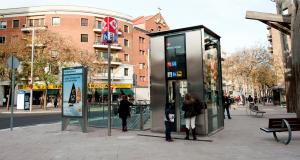 Accessos al nou vestíbul del metro des del centre de la plaça de Virrei Amat / M. Á. Cuartero