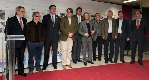 L'alcalde Trias i altres autoritats envolten el president de l'associació de veïns, Manuel Martínez (segon per l'esquerra), davant el mural commemoratiu / M. Á. Cuartero