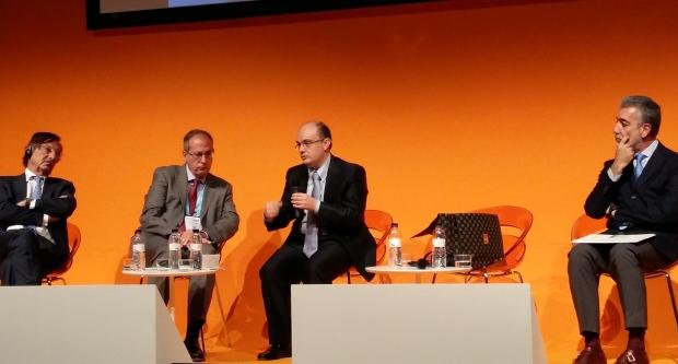 Enric Cañas, junt als participants de la primera taula rodona del BcnRail Congress / Hora Punta