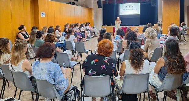 Edurne García, de TMB, dirigint-se a les companyes de la jornada