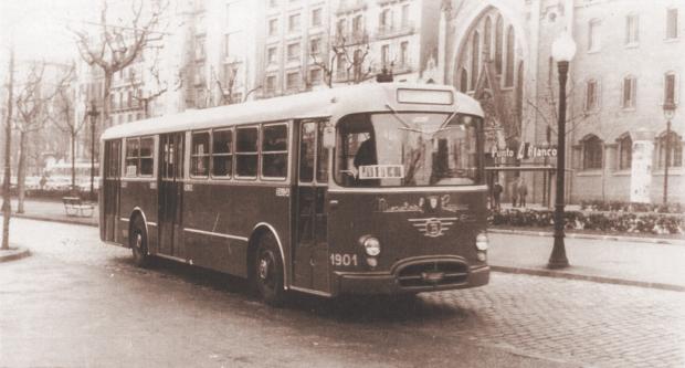 El prototip d'autobús Pegaso 6035 circulant per Barcelona / Arxiu TMB