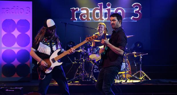 El company Guillem Bright durant l'actuació d'Speaker Cabinets a RTVE / Foto: Speaker Cabinets