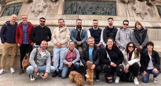 Foto de família de Visibles a l'itinerari guiat per la Barcelona LGTBIQ+