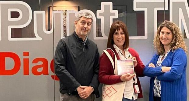 José Manuel Morales i Mònica Peinado lliuren el premi a la guanyadora, la Noelia Vázquez José Manuel Morales i Mònica Peinado lliuren el premi a la guanyadora, la Noelia Vázquez