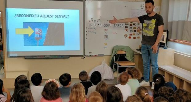 Miquel Juárez, TOLA, a la classe de la seva filla donant a conèixer el dia a dia de la feina a TMB