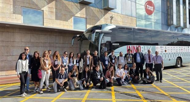 Grup de innobus posant davant del bus