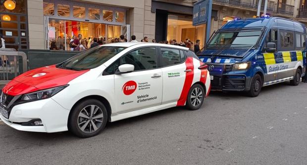 Un vehicle d'intervenció de TMB junt a un vehicle de la Guàrdia Urbana