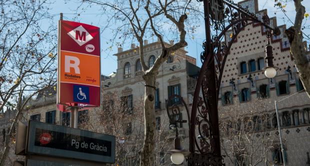 Banderola de l'accés de Passeig de Gràcia compartit per Metro i Rodalies / Pep Herrero