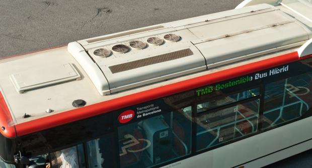 Aparell d'aire condicionat en un bus estàndard Iveco / Pep Herrero