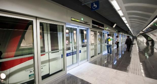 Sistema de portes d'andana a una de les estacions de la L9 de metro / TMB Sistema de portes d'andana a una de les estacions de la L9 de metro / TMB