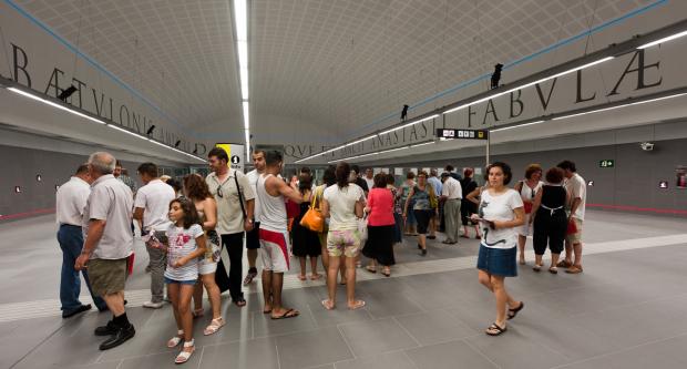 A Badalona Pompeu Fabra l’artista Jordi Pablo recorda als viatgers el passat romà de la ciutat. També es mostren les imatges dels dimonis que s’han anat cremant a les Festes de Maig / Pep Herrero A Badalona Pompeu Fabra l’artista Jordi Pablo recorda als viatgers el passat romà de la ciutat. També es mostren les imatges dels dimonis que s’han anat cremant a les Festes de Maig / Pep Herrero