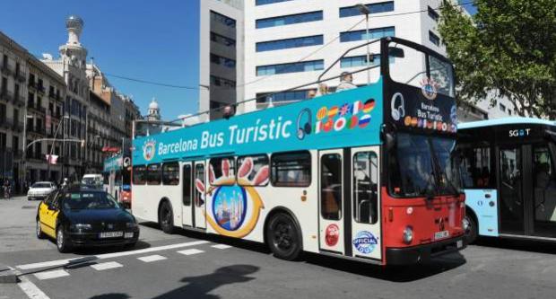 Bus MAN a la sortida de plaça Catalunya / Pep Herrero Bus MAN a la sortida de plaça Catalunya / Pep Herrero