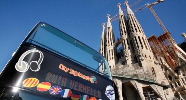 El Barcelona Bus Turístic davant la Sagrada Família / Pep Herrero