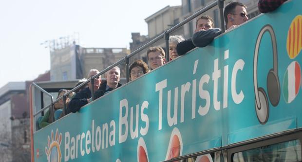 Primer pla del segon pis d'un vehicle del Barcelona Bus Turístic / TMB