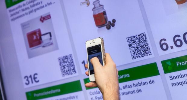 Botiga virtual de l'estació de Diagonal, en què els passatgers del metro poden captar codis de descomptes i ofertes exclusives amb el telèfon mòbil / Pep Herrero