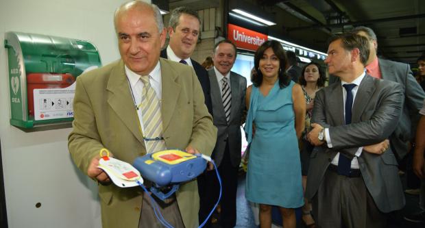 El doctor Josep Brugada mostra el desfibril·lador instal·lat a l'estació d'Universitat / Pep Herrero
