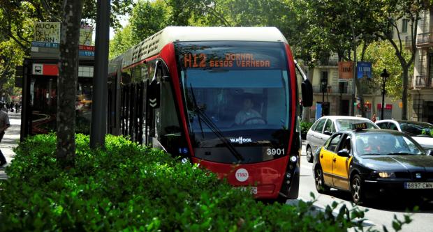 Autobús biarticulat circulant a la línia H12 / Arxiu TMB