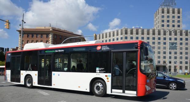 El bus BYD K9 circulant en proves per la plaça d'Espanya / Pep Herrero El bus BYD K9 circulant en proves per la plaça d'Espanya / Pep Herrero