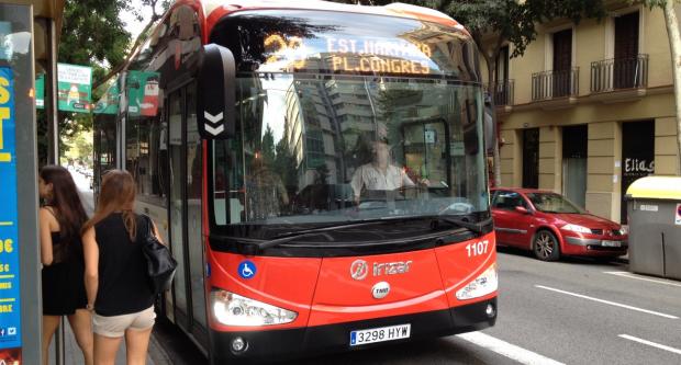 El bus elèctric i2e en una parada de la línia 20 / Hora Punta El bus elèctric i2e en una parada de la línia 20 / Hora Punta