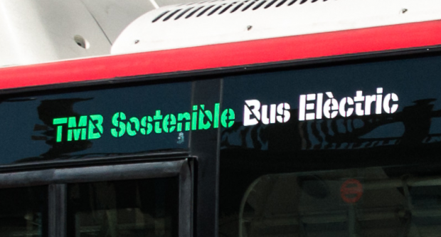 Llegenda "TMB sostenible, bus elèctric" en un cotxe de la flota de TMB / Pep Herrero Llegenda "TMB sostenible, bus elèctric" en un cotxe de la flota de TMB / Pep Herrero