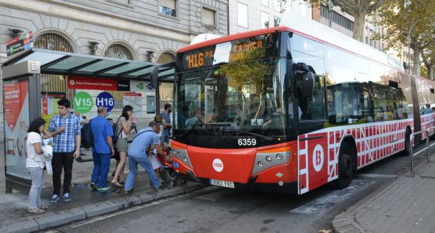Autobús de la línia H16 a la parada de Pl. Catalunya - Portal de l'Àngel / Pep Herrero Autobús de la línia H16 a la parada de Pl. Catalunya - Portal de l'Àngel / Pep Herrero