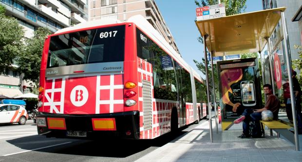 Vehicle de la línia H6 a la ronda del General Mitre / M.Á. Cuartero