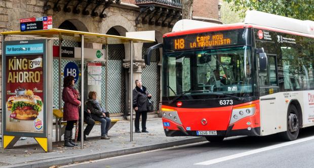 Bus de la línia H8 a la parada del carrer Rosselló, dins l'àrea d'intercanvi dels Jardinets de Gràcia / Pep Herrero