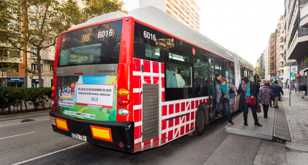 Bus de la línia H8 aturat a l'avinguda Josep Tarradellas / Pep Herrero Bus de la línia H8 aturat a l'avinguda Josep Tarradellas / Pep Herrero