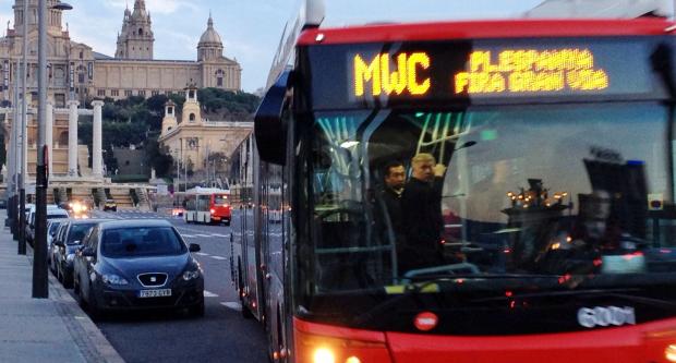 Autobús articulat arribant a Espanya amb congressistes del MWC / TMB