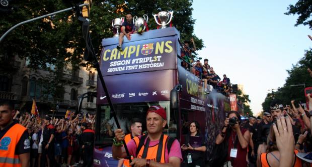 El cotxe del Barcelona Bus Turístic amb les tres copes guanyades pel Barça de futbol aquesta temporada/ ACN