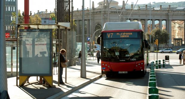 Bus de la línia V7 a la parada Plaça Espanya / Miguel Ángel Cuartero