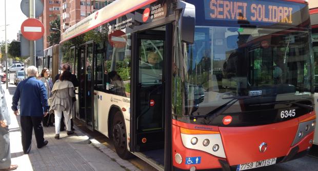 Un dels autobusos articulats de TMB que va participar en el servei solidari de divendres passat / Hora Punta