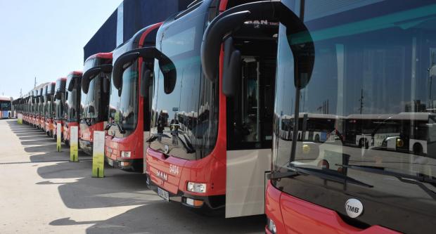 Autobusos híbrids i de gas natural comprimit exposats al Parc del Fòrum / Pep Herrero Autobusos híbrids i de gas natural comprimit exposats al Parc del Fòrum / Pep Herrero