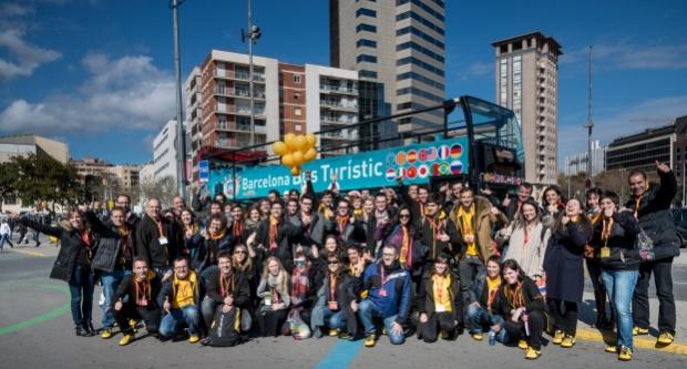 Els emprenedors de l'Imagine a l'estació de Sants davant del bus turístic que els hi ha traslladat / Pep Herrero Els emprenedors de l'Imagine a l'estació de Sants davant del bus turístic que els hi ha traslladat / Pep Herrero