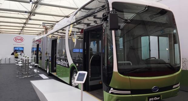 Autobús elèctric articulat que BYD ha presentat a la fira Bursworld de Kortrijk / Enrique Cepeda