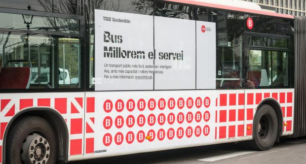 Missatge de la campanya adherit al lateral d'un autobús de la línia H6 / Pep Herrero