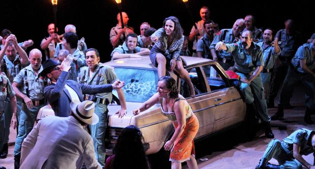 Fotografia d'una escena coral de l'òpera Carmen