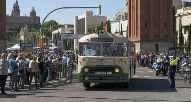 Moment de sortida del recorregut de vehicles històrics des de l’av. Maria Cristina / Miguel Ángel Cuartero