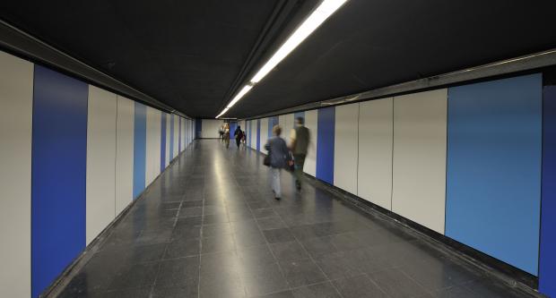 Revestiment amb els colors blanc i blau col·locat a les parets del passadís que connecta el vestíbul i els accessos / M. Á. Cuartero Revestiment amb els colors blanc i blau col·locat a les parets del passadís que connecta el vestíbul i els accessos / M. Á. Cuartero